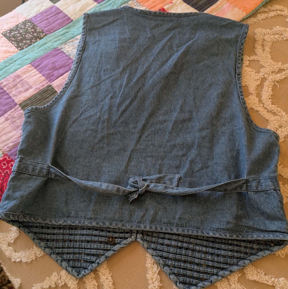SALE $10 FINAL PRICE! Vintage denim vest, criss/cross braided w flowers, large - Picture 8 of 8